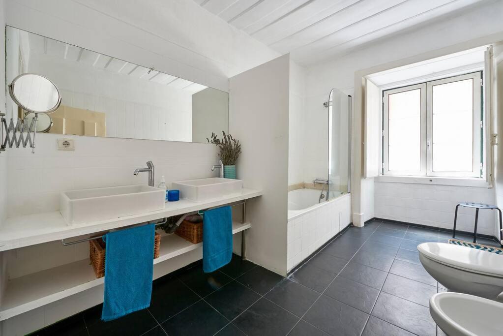 Stunning Apartment Near Chiado Lisabona Exterior foto